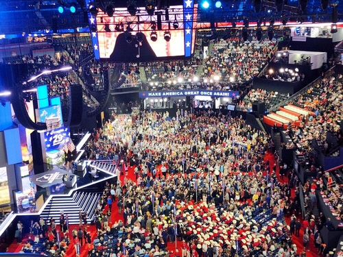미국 위스코신주 밀워키 파이서브 포럼에서 15일(현지시간) 개최된 전당대회에서 대의원들이 대선 후보 선출을 위한 호명 투표를 진행하고 있다.    [밀워키[미 위스콘신주]=연합뉴스]
